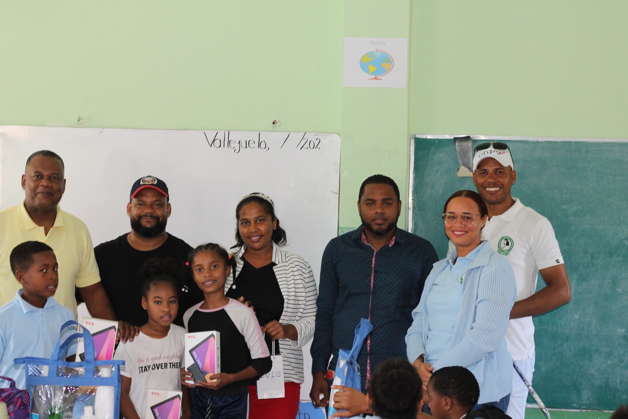 Estudiantes destacados reciben tabletas como reconocimiento a su excelencia académica