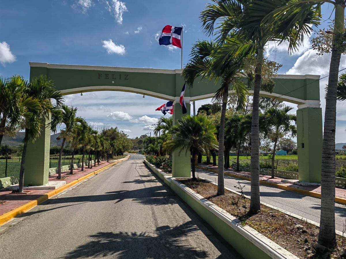 Alcaldía realiza colocación de nuevas banderas en espacios públicos del municipio