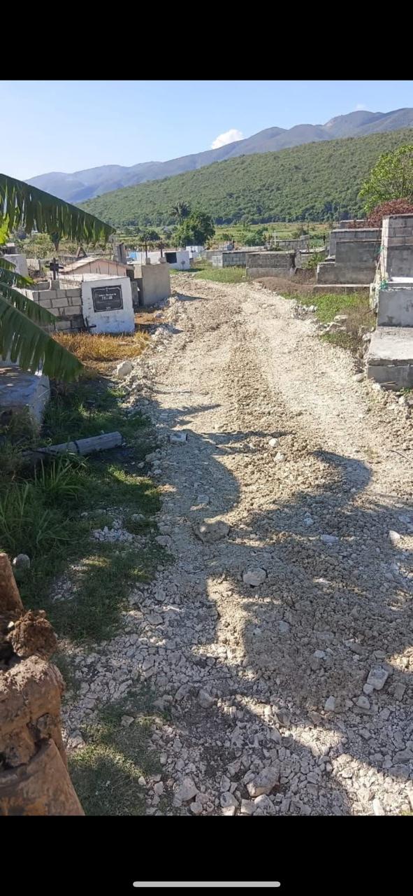 Alcaldia de Vallejuelo acondiciona acceso al cementerio municipal de sabana grande.